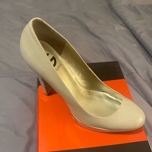 G by Guess nude pumps